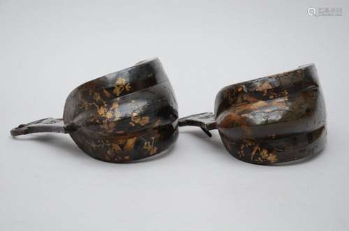 A pair of lacquered bronze stirrups, Edo period (27x29x13cm)...