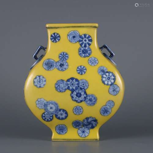 Yellow glaze blue and white double ear square statue