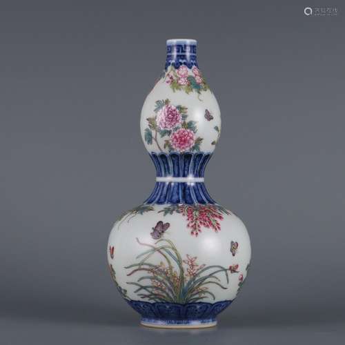 Blue and white pastel gourd bottle