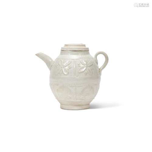 A SMALL QINGBAI GLAZED EWER AND COVER