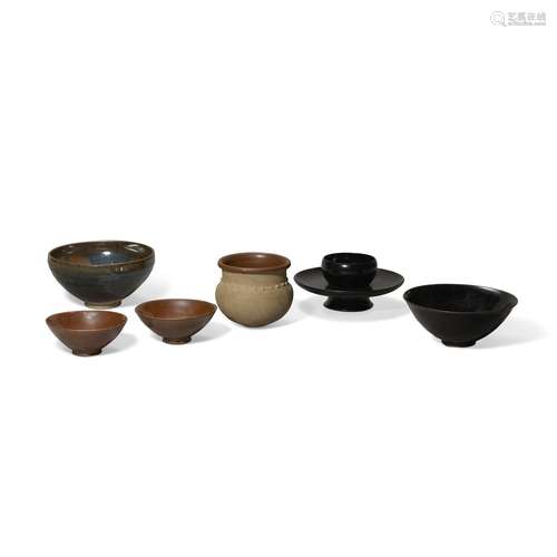 A GROUP OF FIVE CERAMIC VESSELS AND A LACQUER STAND