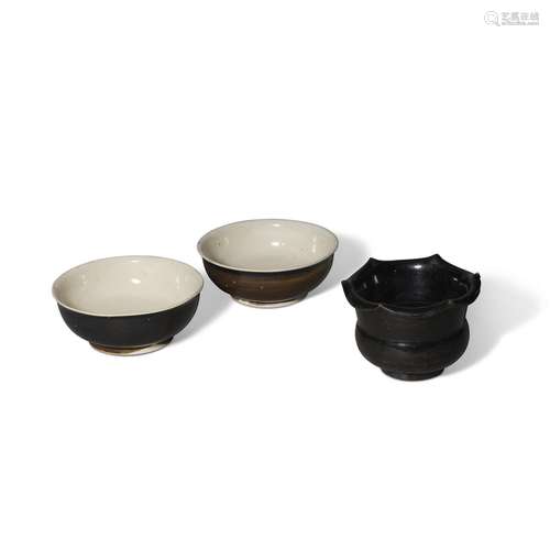 A YAOZHOU BLACK-GLAZED JAR AND A PAIR OF BLACK-GLAZED BOWLS