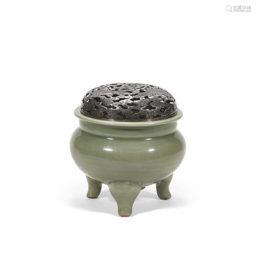 A LONGQUAN CELADON TRIPOD CENSER