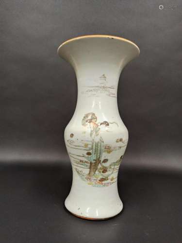 Vase en porcelaine de Chine à décor d'une femme sous une...