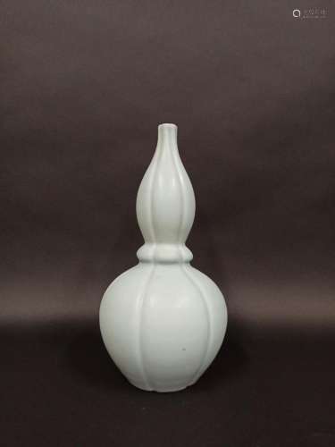 Grand vase bleu en porcelaine en forme de coloquinte.Chine X...