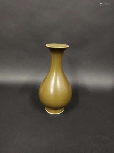 Vase en porcelaine de forme balustre émaillé vert olive.Chin...