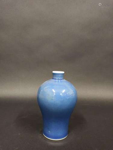 Vase Meiping en porcelaine émaillé bleue.Chine, XXème siècle...