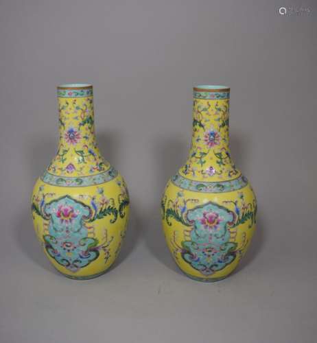Paire de vases à long col, en porcelaine à décor floral poly...