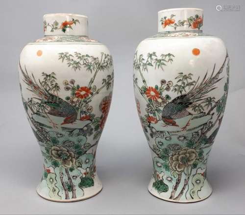 CHINE Paire de vases en porcelaine émaillée dans le goût de ...
