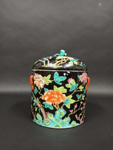 Pot couvert en porcelaine à décor de fleurs et papilons flan...