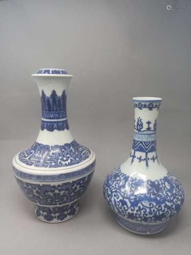 Réunion de deux vases en porcelaine à décor bleu blanc de ri...
