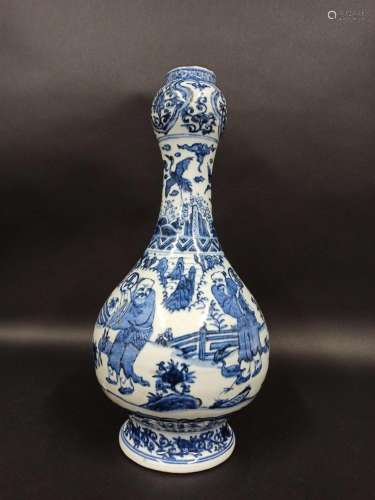 Vase dit tête d'ail en porcelaine à décor bleu sous couv...