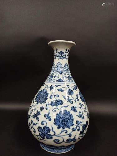 Vase en porcelaine à décor bleu sous couverte de lotus et de...