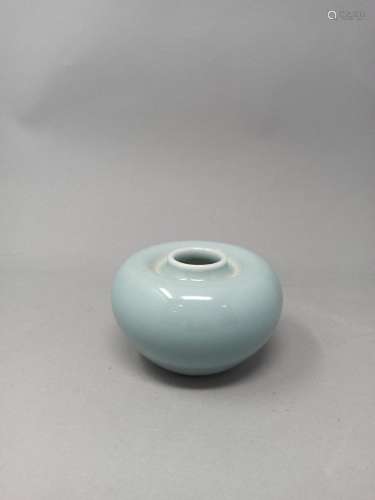 Petit vase à panse globulaire en porcelaine bleu céladon.Por...