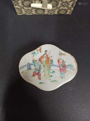 CHINE Petite boîte en porcelaine polychrome de forme polylob...