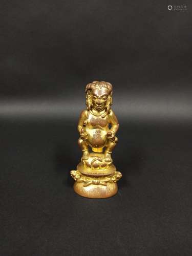 Petit personnage en bronze laqué or.ChineH. 13 cm