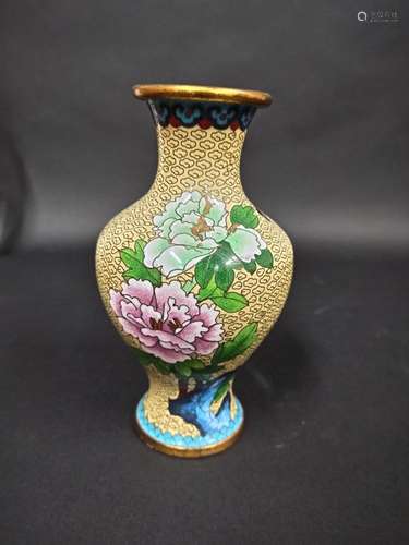 Vase de forme balustre en cuivre et émaux cloisonnés polychr...