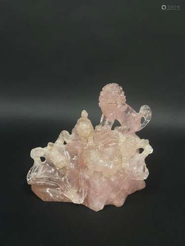 Groupe sculpté en quartz rose représentant des lions en reli...