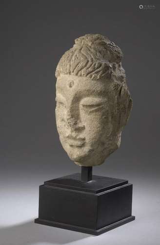 CHINETête de Bodhisattva en pierre calcaire grise.H. 22 cm