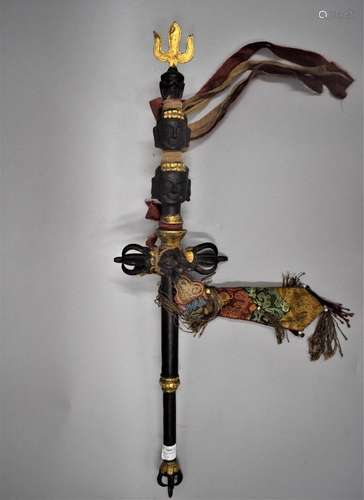 TIBET - Début XXème siècle.Sceptre Bouddhique en bronze à pa...