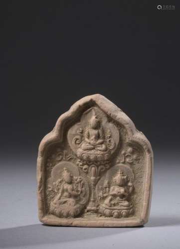 TIBETPetit tsatsa en forme de mandorle moulé de trois bouddh...