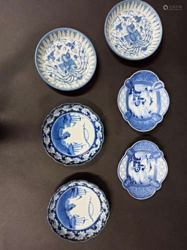 Deux séries de trois plats en porcelaine bleu blanc à décor ...