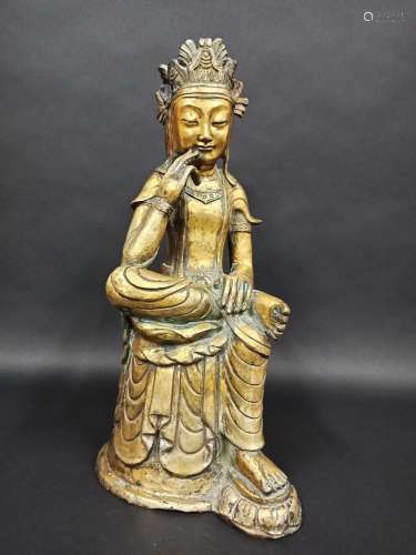 Guanine Maitrea en bronze doré et ciselé assise sur un tertr...
