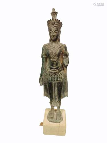 Buddha en bronze représenté debout faisant le geste de l'...