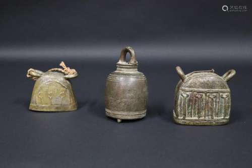 Trois cloches de buffles en bronzeAsie du Sud-EstH. 7 à 11 c...