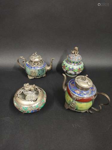 Lot d'objets miniatures comprenant:  2 verseuses en pier...