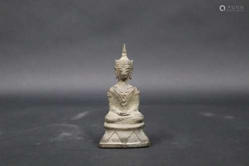 Petit buddha en bronze assis sur une base triangulaire, les ...