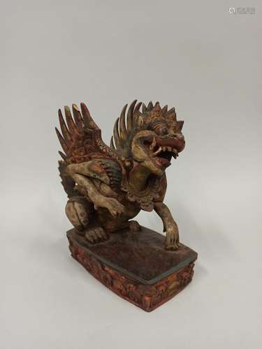 INDONESIE, BaliStatuette de Singha en bois sculpté et polych...