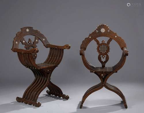 Deux fauteuils« dagobert » Levantins Bois incrusté de nacre,...