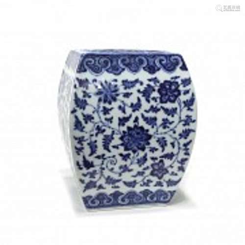 Blue and white porcelain vase, Qianlong period (1736 - 1795)...