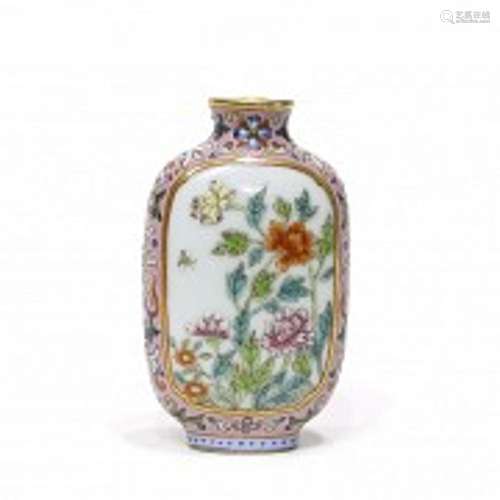 Porcelain enamelled and gilded snuff bottle, 20th century