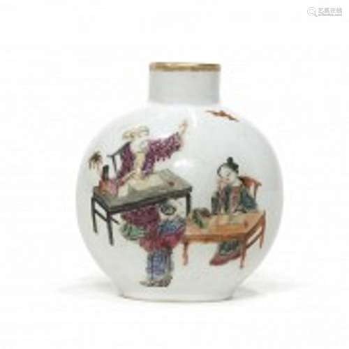 Enamelled porcelain snuff bottle, Qing dynasty.