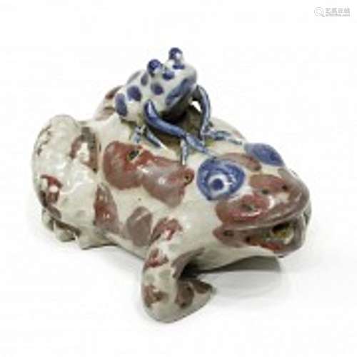 Glazed ceramic toads, Qing dynasty.