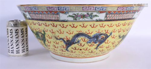 A LARGE EARLY 20TH CENTURY CHINESE FAMILLE JAUNE PORCELAIN B...