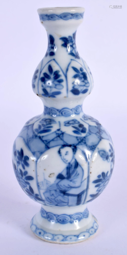 A 17TH/18TH CENTURY CHINESE BLUE AND WHITE PORCELAIN VASE Ka...