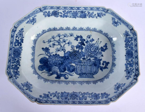 A LARGE 18TH CENTURY CHINESE EXPORT BLUE AND WHITE DISH Qian...