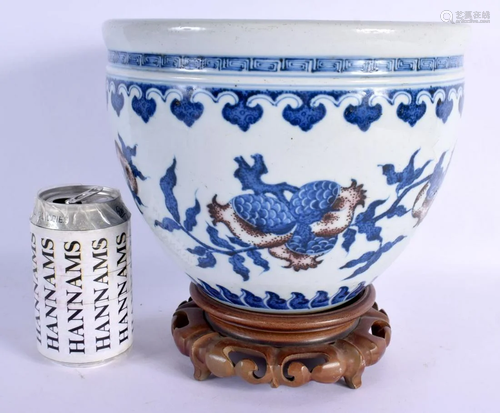 A LATE 19TH CENTURY CHINESE BLUE AND WHITE PORCELAIN BOWL de...