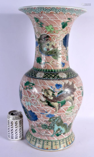 A LARGE CHINESE FAMILLE VERTE YEN YEN TYPE VASE 20th Century...