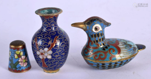 AN EARLY 20TH CENTURY CHINESE CLOISONNE ENAMEL DUCK BOX AND ...