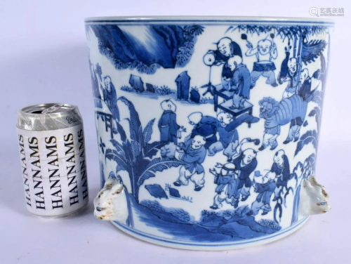 A LARGE CHINESE BLUE AND WHITE PORCELAIN CENSER 20th Century...