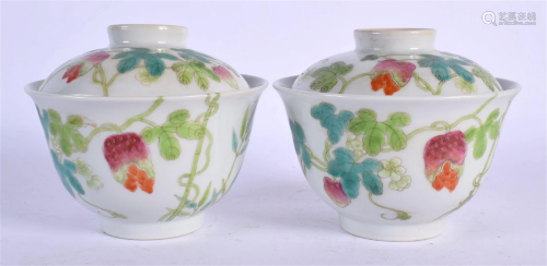 A PAIR OF CHINESE FAMILLE ROSE BOWLS AND COVERS 20th Century...