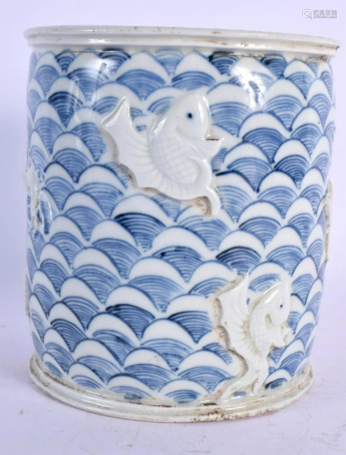 A CHINESE BLUE AND WHITE PORCELAIN BRUSH POT 20th Century. 1...