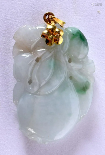 A CHINESE GOLD AND JADEITE PENDANT 20th Century. 4 cm x 2.5 ...