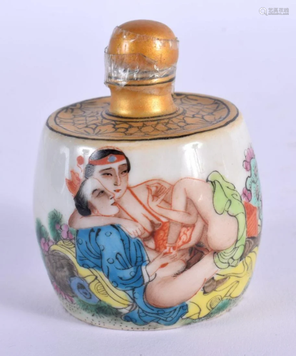 A CHINESE EROTIC PORCELAIN SNUFF BOTTLE 20th Century. 6 cm x...