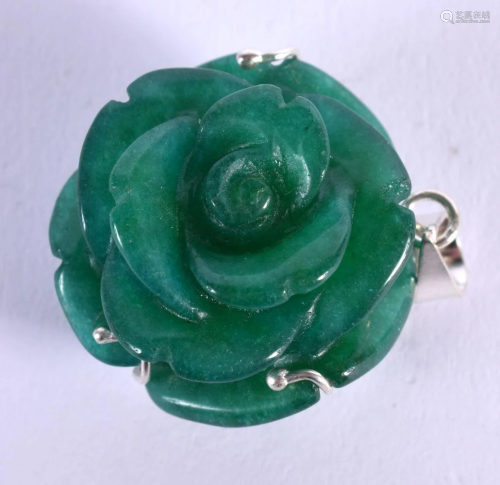 A CHINESE CARVED JADE AND SILVER PENDANT 20th Century. 17 gr...