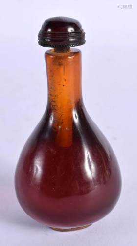 A CHINESE CARVED AMBER TYPE SNUFF BOTTLE 20th Century. 60 gr...